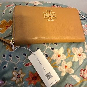 Tory Burch Tiramisu Leather Wallet with Gold Accent